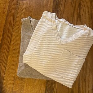 Womens V-Neck top bundle💕